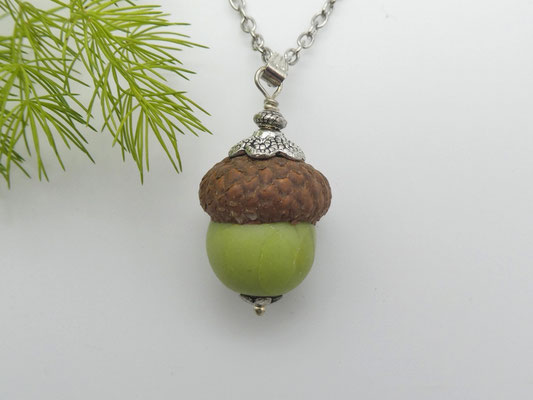Naturschmuck-Anhänger mit Eichel & Serpentin