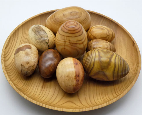 Ostereier aus verschiedenen Hölzern für das Osternest