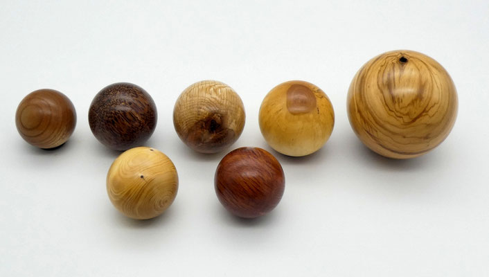 Holzkugeln aus verschiedenen Hölzern