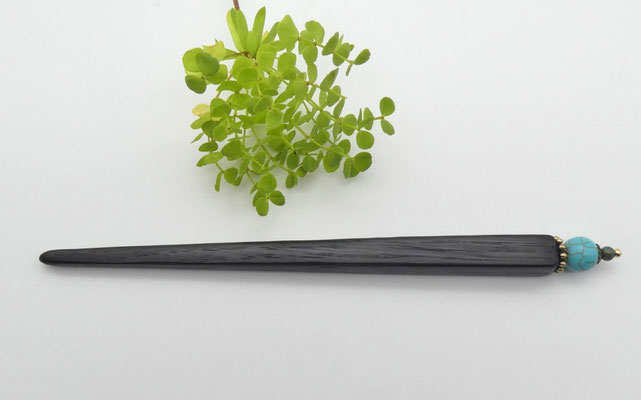 Haarstab aus Mooreiche & gefärbter Howlith