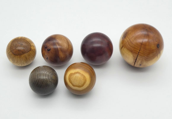 Holzkugeln aus verschiedenen Hölzern