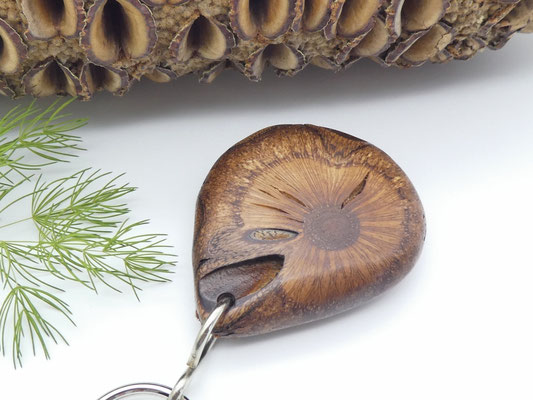 Schlüsselanhänger-Handschmeichler aus Holz - Banksiazapfen