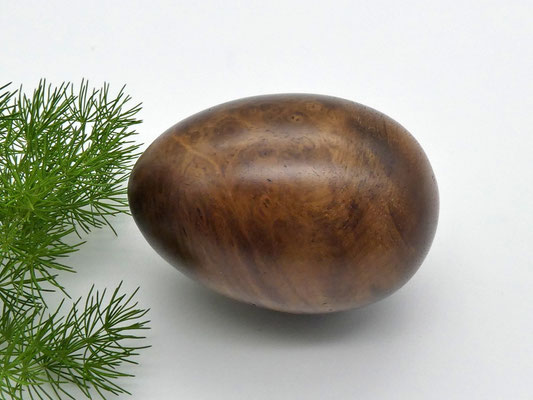 Osterei aus Holz - Nussbaumwurzel-Maserholz - für die Osterdekoration