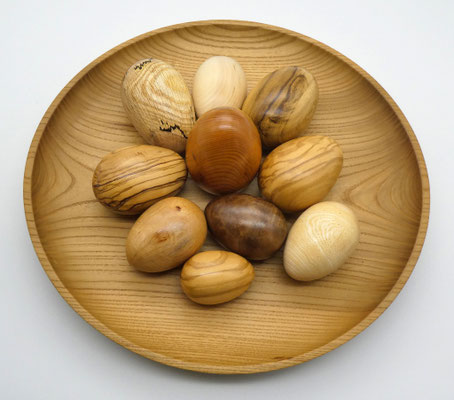 Ostereier aus Holz für die Osterdekoration