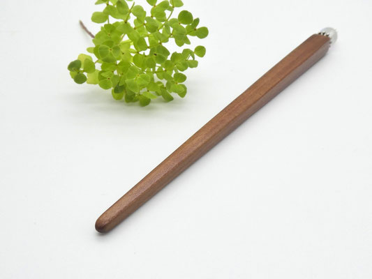 Haarstab aus Zwetschge & irisierende Glasperle