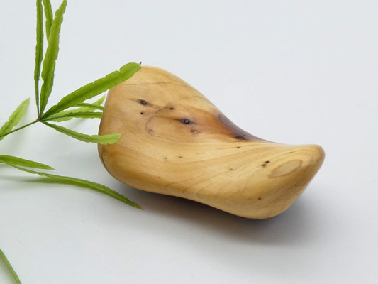 Handschmeichler aus Holz - chinesischer Wacholder