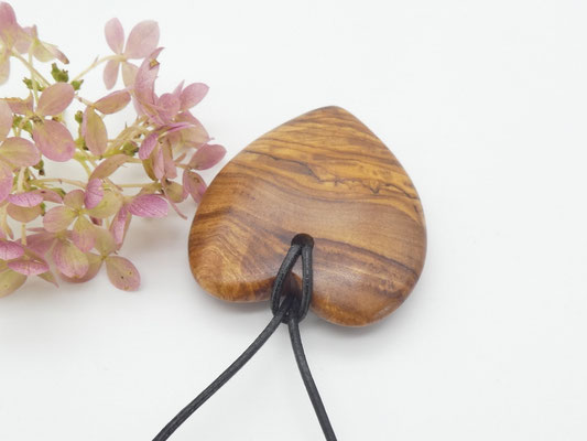 Herz-Anhänger aus Olivenholz