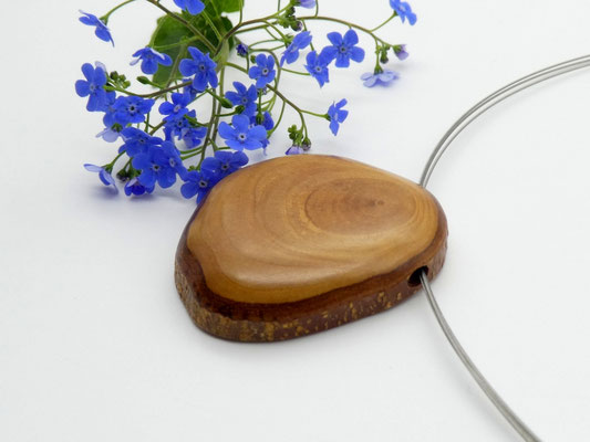 Anhänger aus Olivenholz & Edelstahlcollier