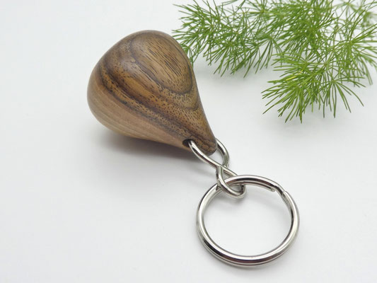 Schlüsselanhänger-Handschmeichler aus Walnuss