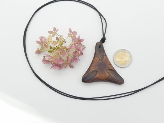 Schmuckanhänger aus einem Banksia-Zapfen