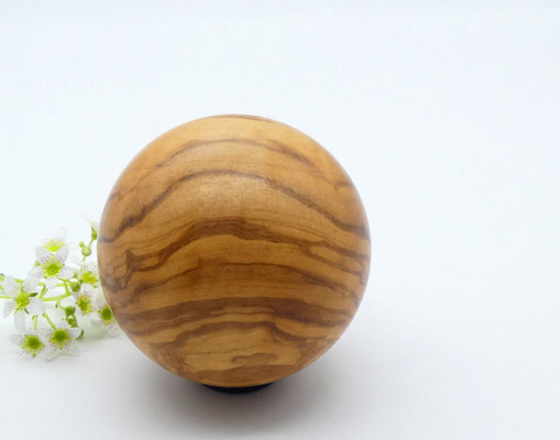 Holzkugel aus Olivenholz 64 mm