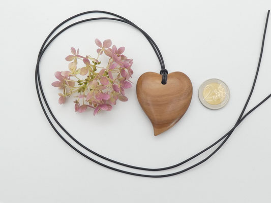 Herz-Anhänger aus Apfelbaum