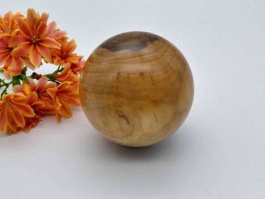 Holzkugel aus Eberesche, 62 mm