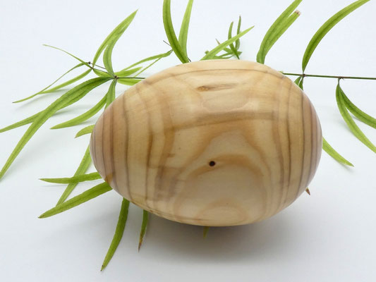 großes Holzei aus Lärche