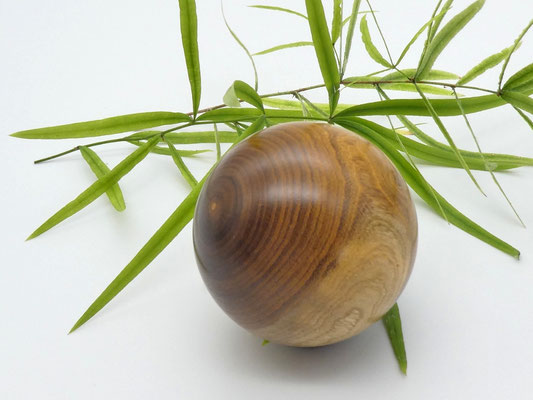 Holzkugel aus Goldregen 52 mm