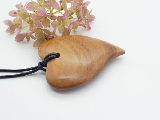 Herz-Anhänger aus Apfelbaum