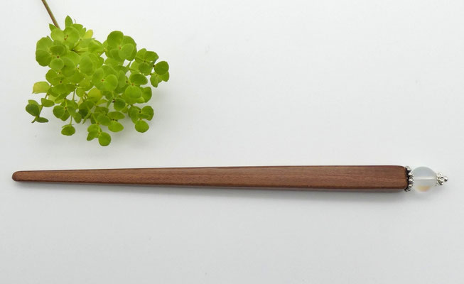 Haarstab aus Zwetschge & irisierende Glasperle