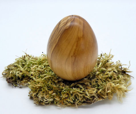 Osterei aus Olivenholz für das Osternest