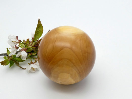 Holzkugel aus einem Eibenast 67 mm