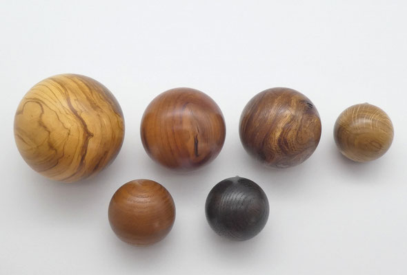 Holzkugel aus Olivenholz, 82 mm
