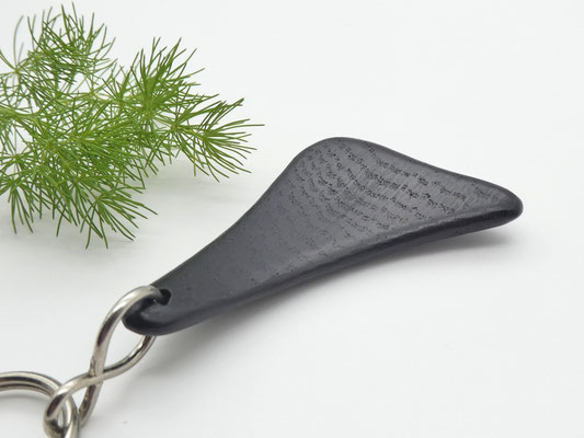 Schlüsselanhänger-Handschmeichler aus Mooreiche