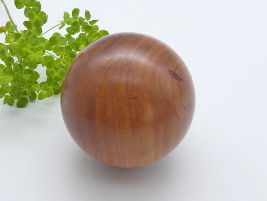 Holzkugel aus Apfelbaum, 66 mm