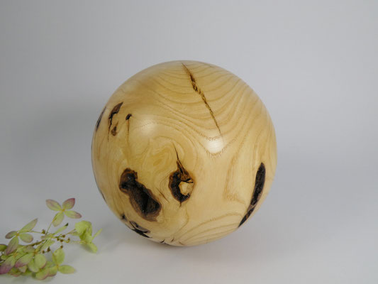 Holzkugel aus Esche
