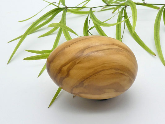 Osterei aus Holz -Olivenholz für das Osternest