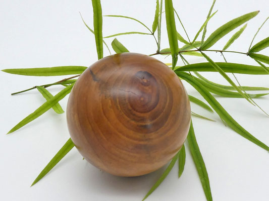 Holzkugel aus Apfelbaum, 56 mm
