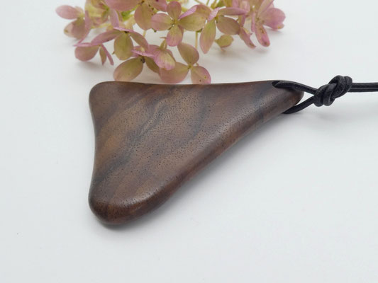 Schmuckanhänger aus Holz - Nusswurzel