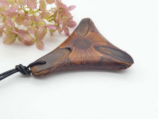 Schmuckanhänger aus einem Banksia-Zapfen