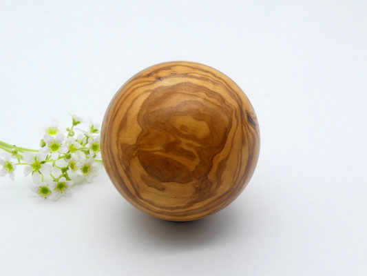Holzkugel aus Olivenholz 64 mm