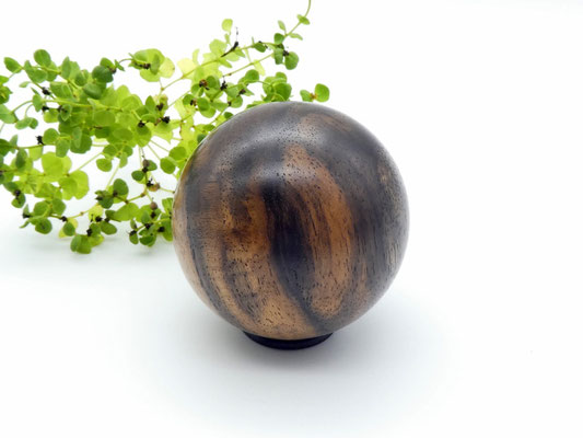 Holzkugel aus Nussbaum 56 mm