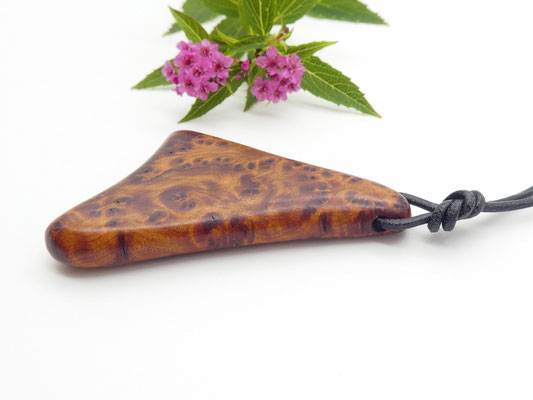 Holzschmuckanhänger aus Thuja
