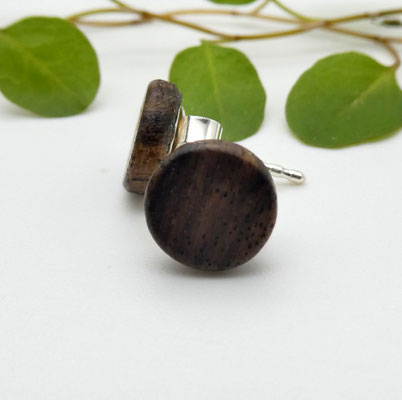 Mini-Ohrstecker aus Nussbaumwurzel, 8 mm