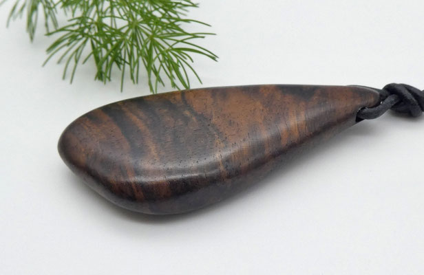 Schmuckanhänger aus Holz - Nussbaumwurzel