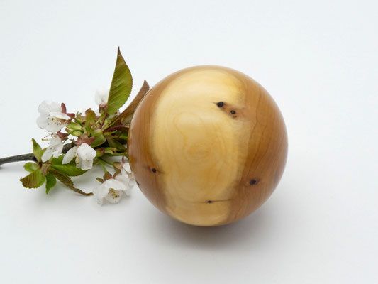 Holzkugel aus einem Eibenast 67 mm