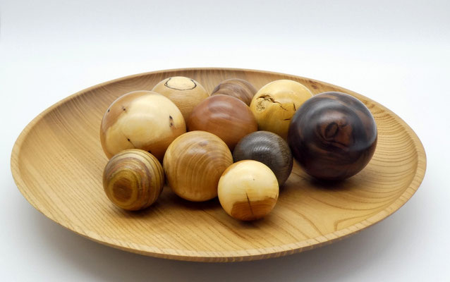 Holzkugeln aus verschiedenen Hölzern