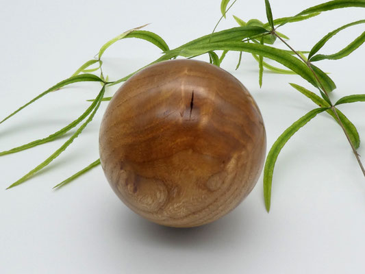 Holzkugel aus Ulme (Rüster) 72 mm