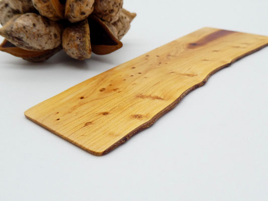 Lesezeichen aus Holz - chinesischer Wacholder