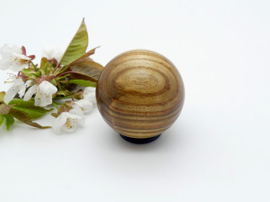kleine Holzkugel aus Essigbaum 44 mm