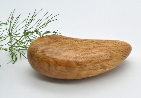 Handschmeichler aus Roteiche - Baum des Jahres 2025
