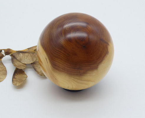 Holzkugel aus Eibe