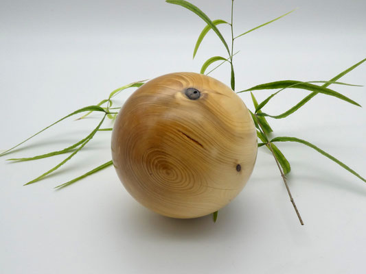 Holzkugel aus einem Fichtenast 82 mm