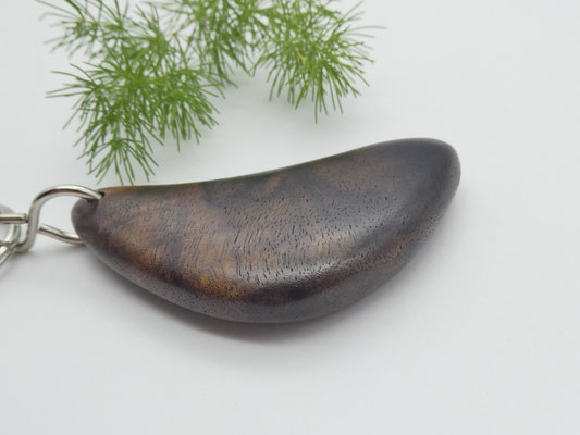 Schlüsselanhänger-Handschmeichler aus Nusswurzel