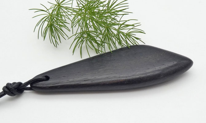 Schmuckanhänger aus Holz - Mooreiche