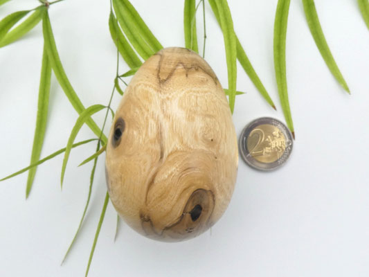 Holzei aus einem Eschenast für Ostern