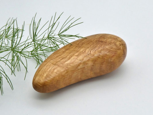 Handschmeichler aus Roteiche - Baum des Jahres 2025