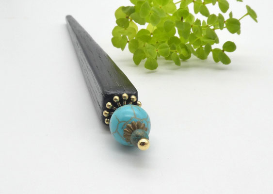 Haarstab aus Mooreiche & gefärbter Howlith