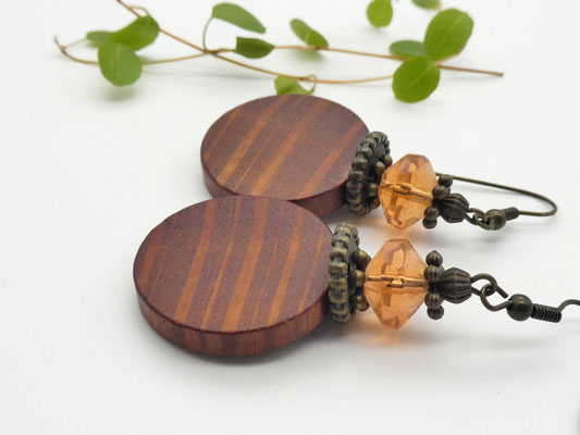Ohrringe aus Holz - Sheoak & cognacfarbene Glasperlen